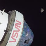 NASA のオリオンは、25 万マイル離れたところから地球と月を撮影しました