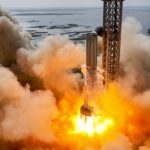 SpaceX 11は巨大な軌道試験ロケットを準備しながらエンジンを発射しました