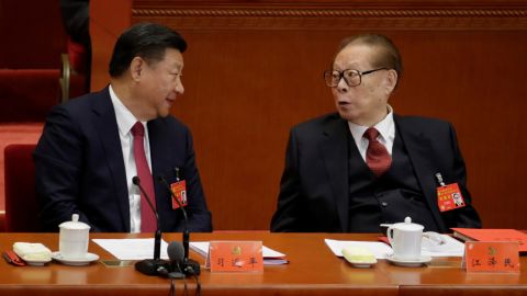 2017 年 10 月 24 日に北京で開催された共産党全国代表大会で、中国の習近平国家主席が元指導者の江沢民と会談している。 