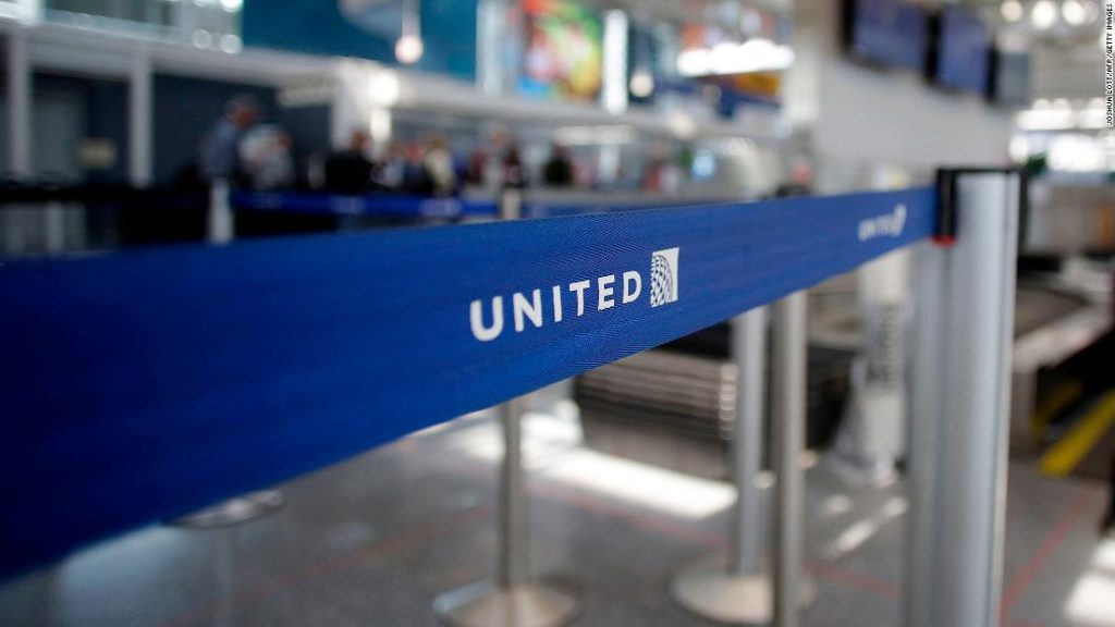 FBI と FAA は、シカゴのユナイテッド便から問題を抱えた乗客の移動を調査しています。