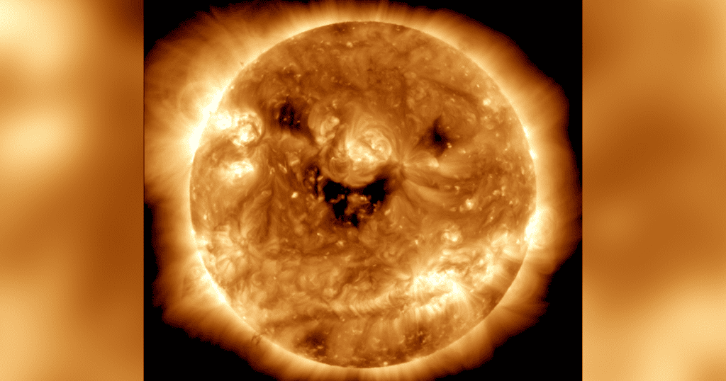 NASA が巨大な宇宙カボチャの写真を撮りました。 これが「微笑む」太陽の背後にある科学です。