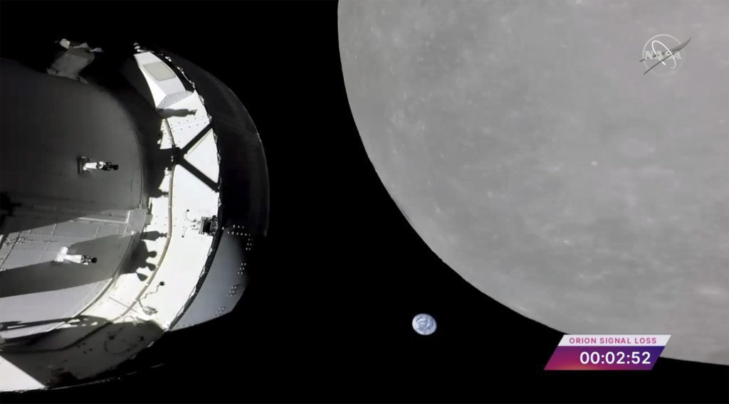 NASAのカプセルが月上空を飛行、月周回前の最後の大きな一歩