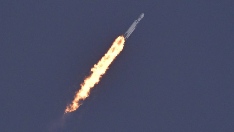 SpaceX の世界で最も強力なロケットである Falcon Heavy の打ち上げ