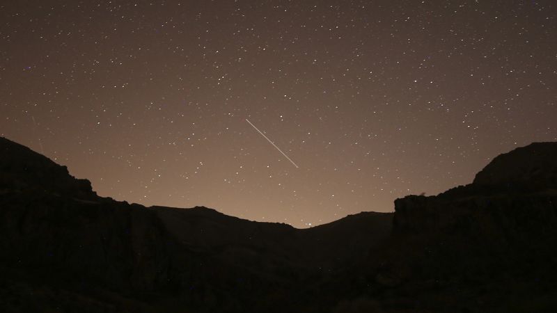 しし座流星: 高速で明るい流星が夜空を照らす