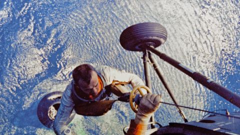シェパードは、1961 年 5 月にマーキュリー カプセルに乗って大西洋に飛び込んだ後、ヘリコプターに持ち上げられました。