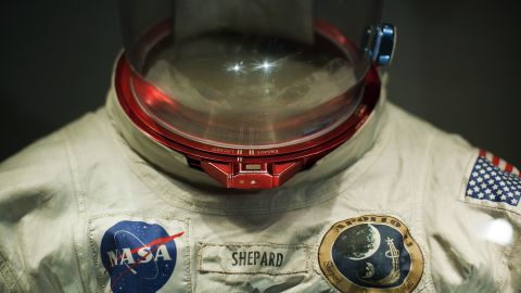 シェパードの EVA スーツは、フロリダ州ケープカナベラルのケネディ宇宙センター ビジター コンプレックスに展示されています。