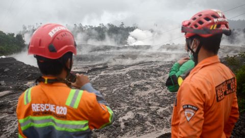 2022 年 12 月 4 日、インドネシアの東ジャワ州ルマガンにあるスメル火山の噴火による火山物質の流れを監視する救助隊員。 