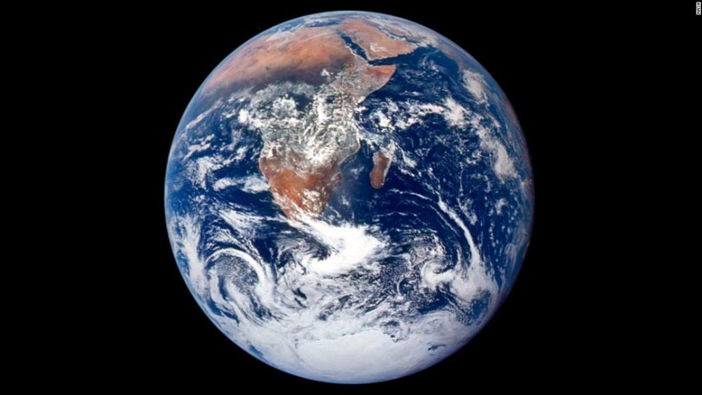 ブルーマーブル: 50 年後の地球の最も象徴的なイメージの 1 つ