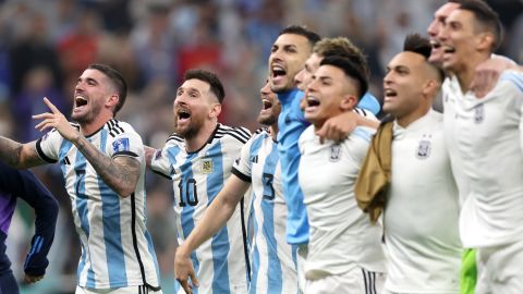 常連のファンと一緒に祝うアルゼンチンの選手たち。