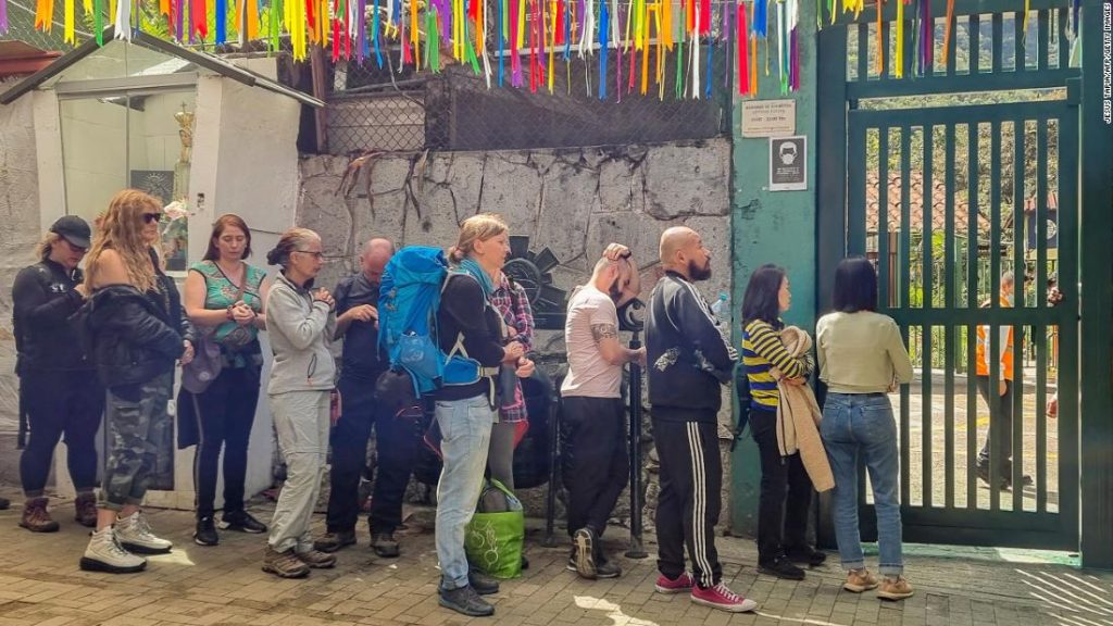 ペルーの抗議の最中、マチュピチュで立ち往生した観光客