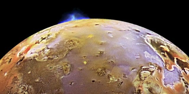 NASA の探査機ニュー ホライズンズは、太陽系の外縁部にある氷の世界に向かう途中で、木星を通過し、木星で 3 番目に大きい月であるイオに衝突し、火山噴火に見舞われました。 
