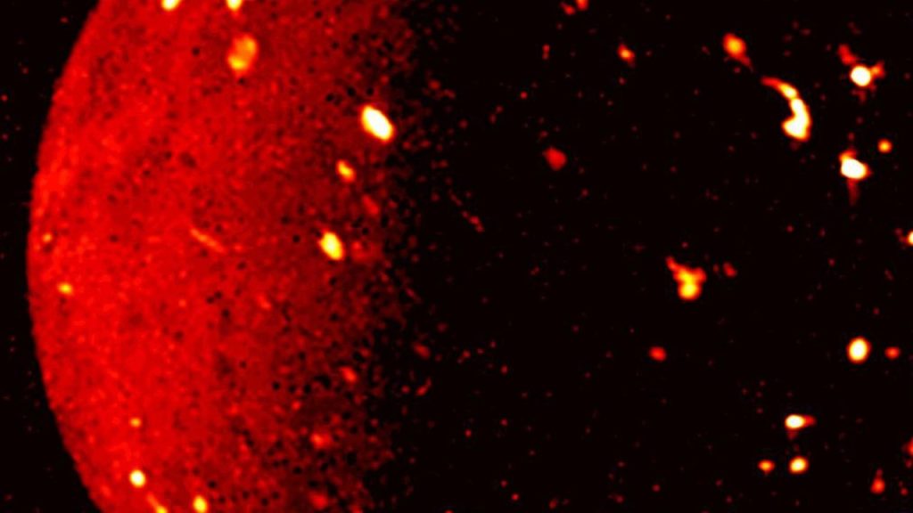 NASA の見事な画像がイオの火山表面を明らかに