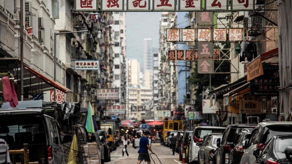 香港の株式は、市がCovid法を緩和することを検討しているとの報告を受けて、3％近く上昇しました